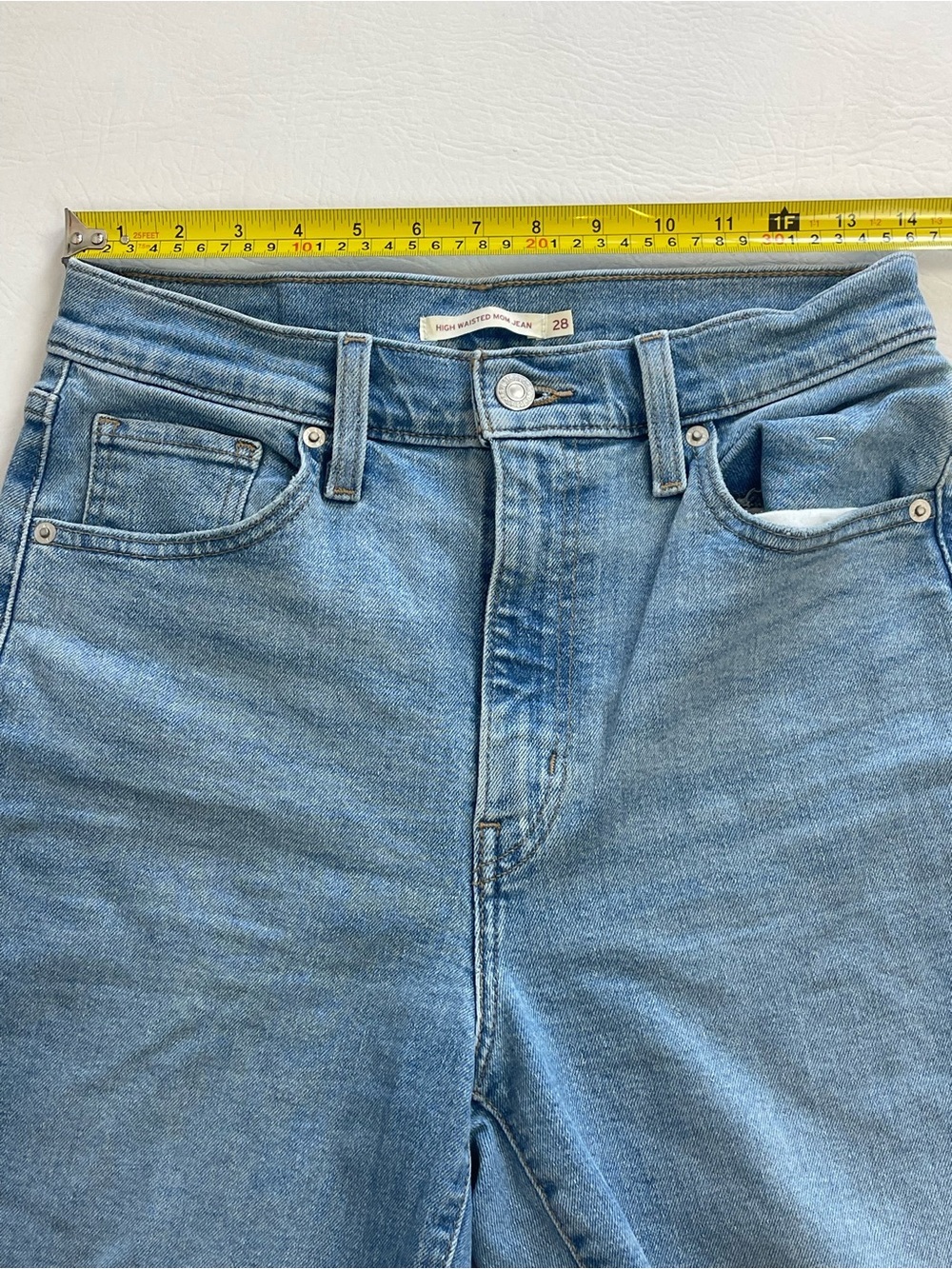 Levi’s High Waisted Mom Jeans W28 L29 Light Wash High Rise - Picture 7 of 14